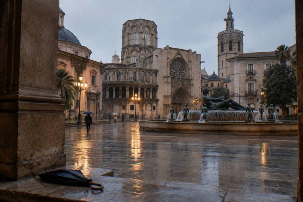 Plaza de la Virgen in Valencia with the cathedral facade and fountain